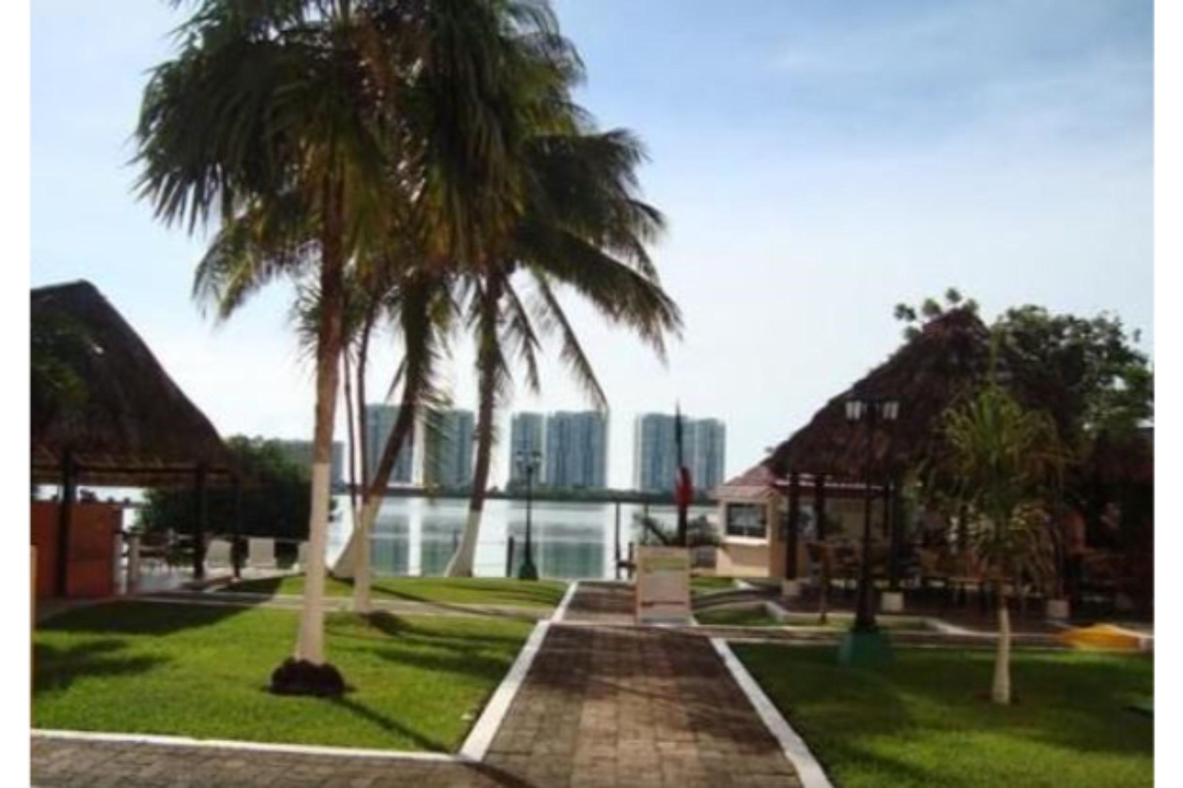 Grand Royal Lagoon Cancun Exterior photo
